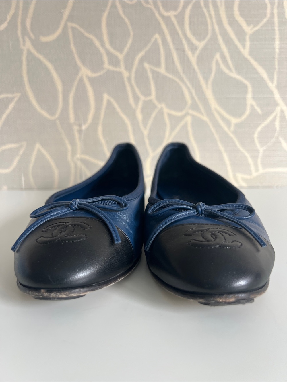 CHANEL Two-Tone Navy Blue and Black Leather Cap-Toe Ballet Flats - size 37 - Picture 7 of 7
